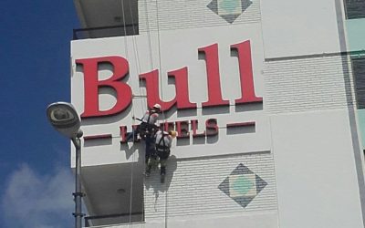Instalación de letrero en Hoteles Bull
