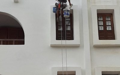 Pintura Exterior de Edificios con Técnicas Verticales: Acabados y Eficiencia